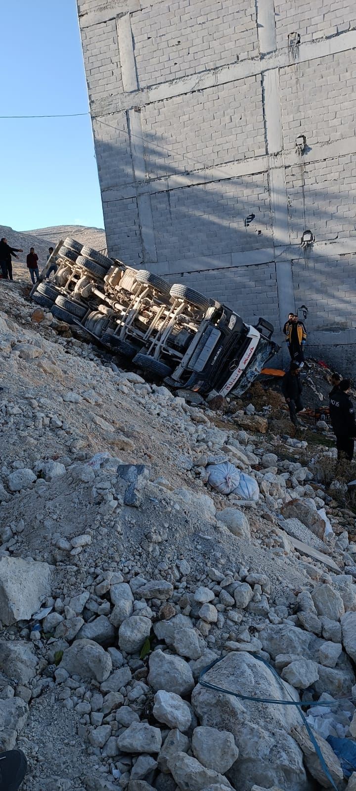 Devrilen Beton Mikserinde Sıkışan Sürücüyü Itfaiye Kurtardı3