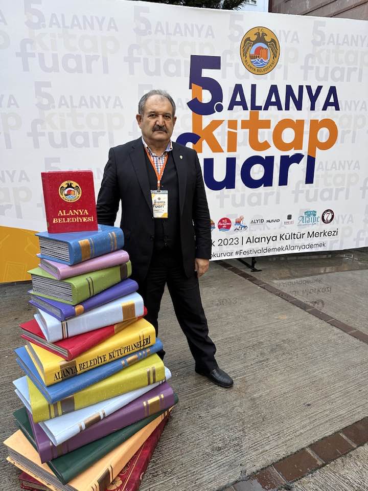 Eski Emniyet Müdürü Feyzullah Arslan Alanya Kitap Fuarı'na Katıldı