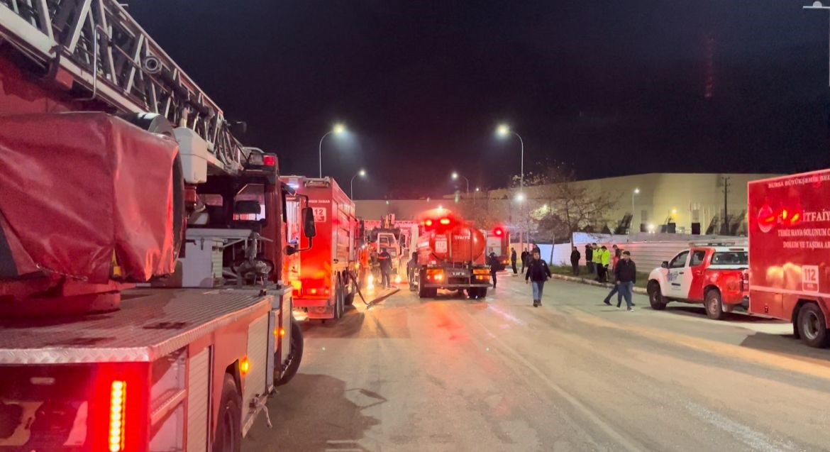 Fabrikada Korkutan Yangın! Dumanlar Kilometrelerce Öteden Görüldü