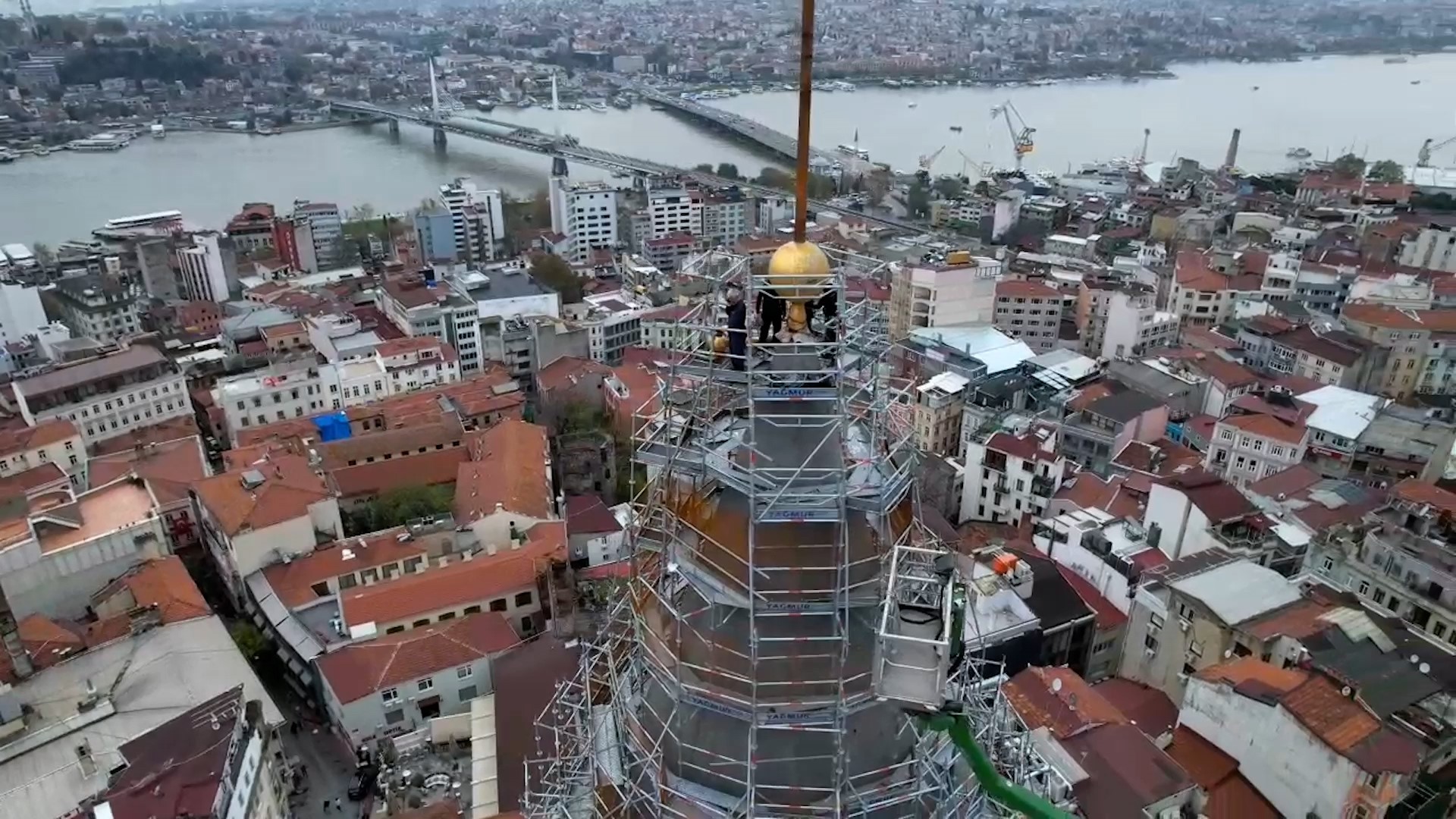 Galata Kulesi'nde operasyon! Dağcılar vinçle indirebildi