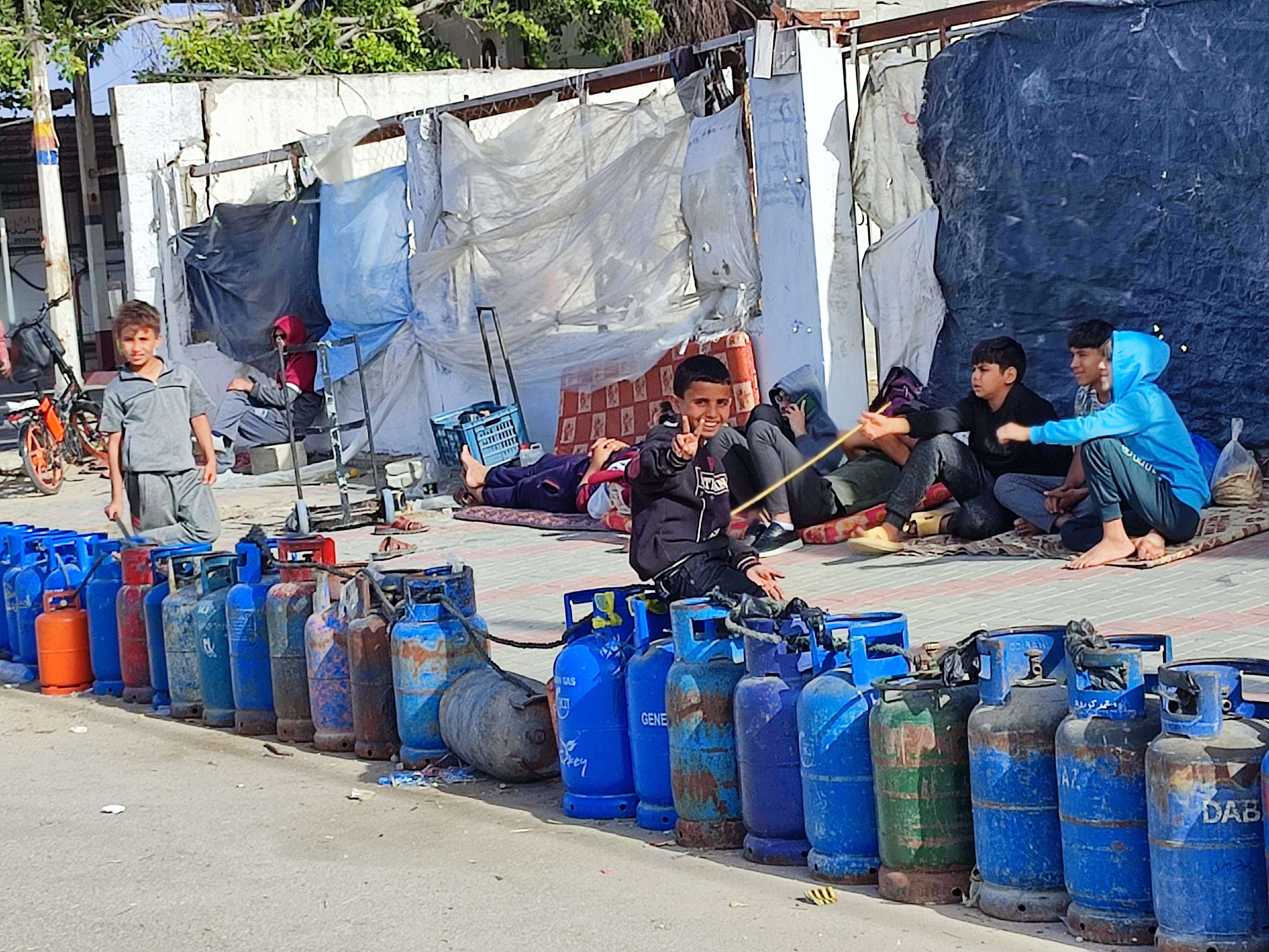 Filistinliler gaz için saatlerce sıra bekliyor