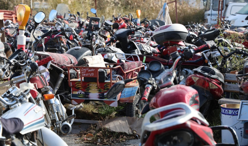 Elazığ otoparkında çürüyen araçlar