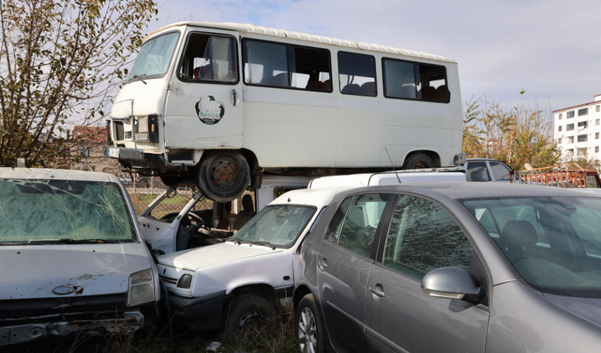 Elazığ otoparkında çürüyen araçlar