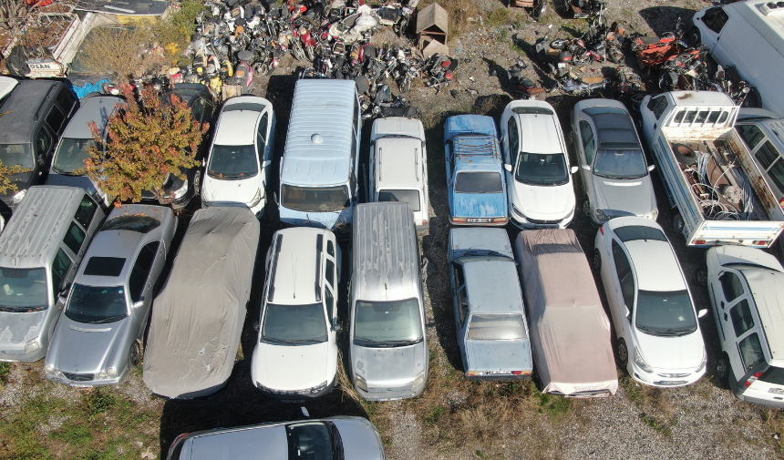 Elazığ otoparkında çürüyen araçlar