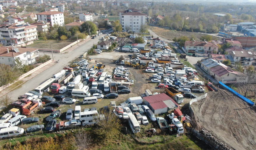 Elazığ otoparkında çürüyen araçlar