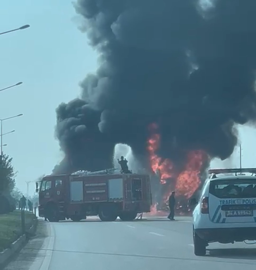 Hatay'da Yolcu Otobüsü Cayır Cayır Yandı