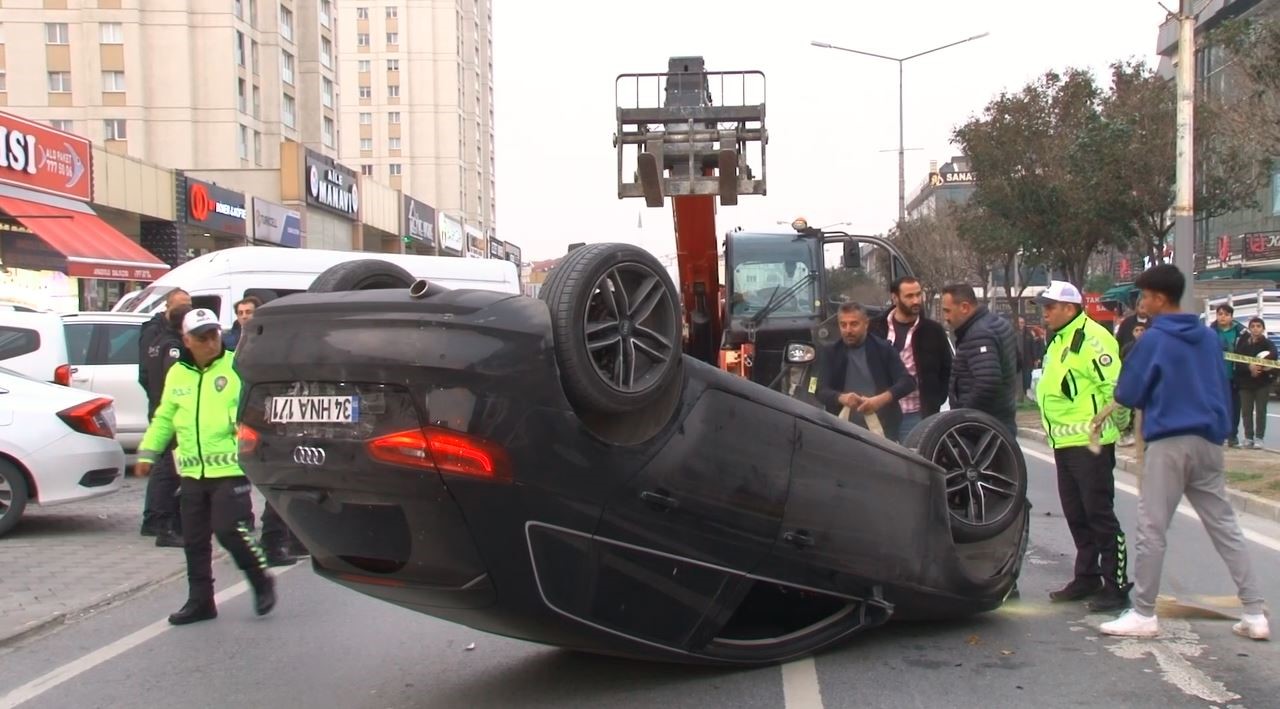 Beylikdüzü'nde Kaçan Şüphelilerin Takla Attığı Kovalamaca