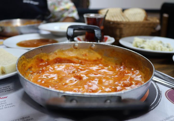 Çakallı menemene rakip çıktı! Kaymaklı Menemen nasıl yapılır? Kaymaklı Menemen tarifi