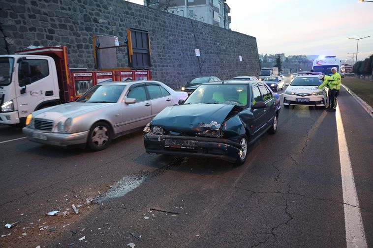 Kaza üstüne kaza! Minibüs ile otomobil çarpıştı: 2 yaralı