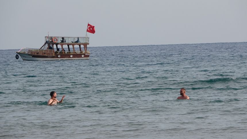 Mersin’de Aralık ayında denize girdiler!