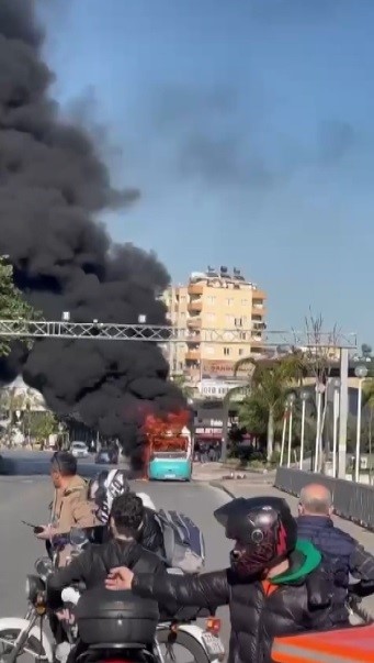 Mersin'de Korkulu Anlar! Dolmuş Alev Aldı, Yolcular Zor Kurtuldu