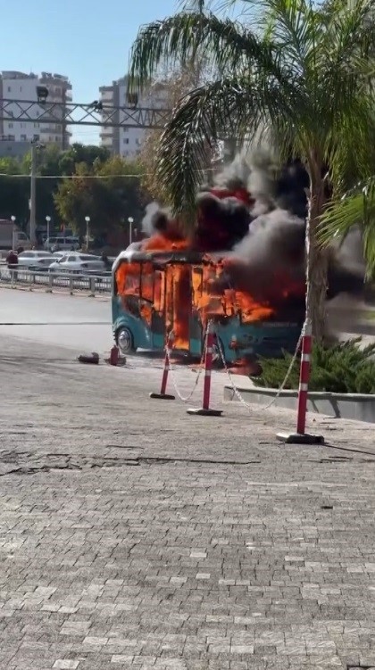 Mersin'de Korkulu Anlar! Dolmuş Alev Aldı, Yolcular Zor Kurtuldu 