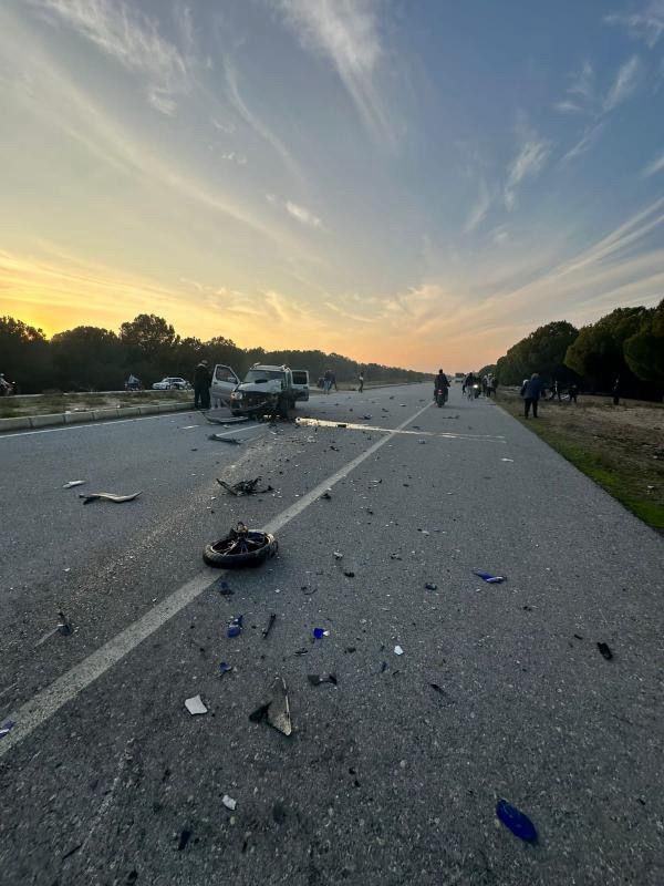 Mersin'de Pikap Ile Motosiklet Çarpıştı 1 Ölü, 3 Yaralı-1