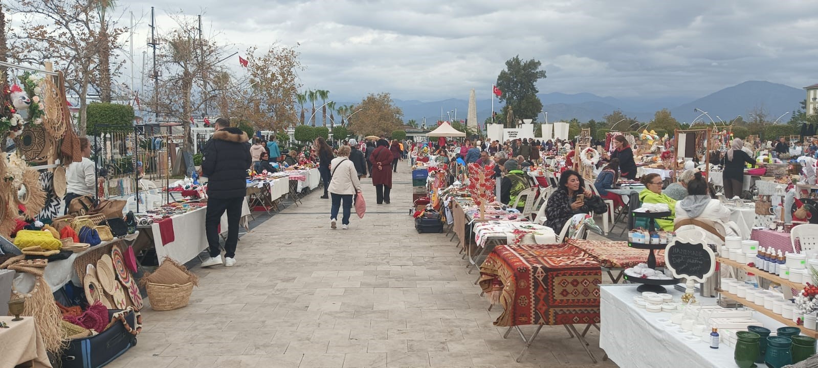 Muğla Fethiye’de Yeni Yıl Pazarı Kuruldu