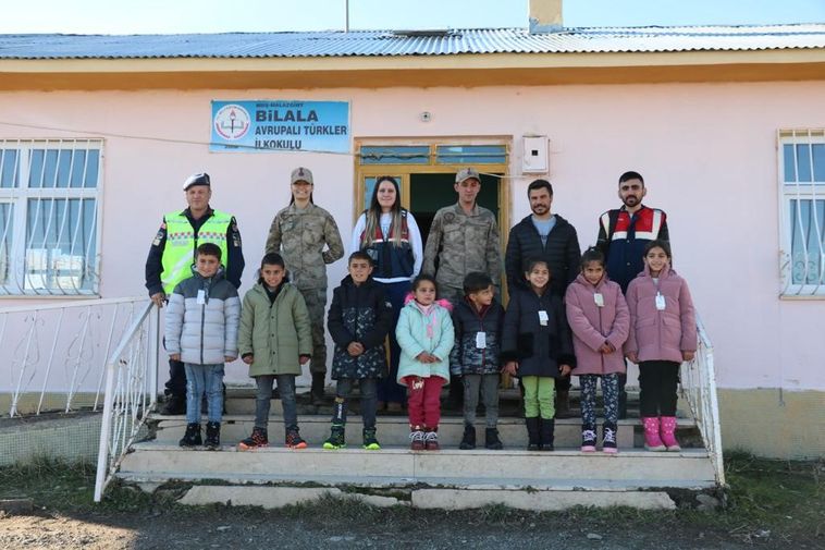 Muş’ta Mehmetçik 210 Öğrenciye Mont Ve Bot Dağıttı4 W