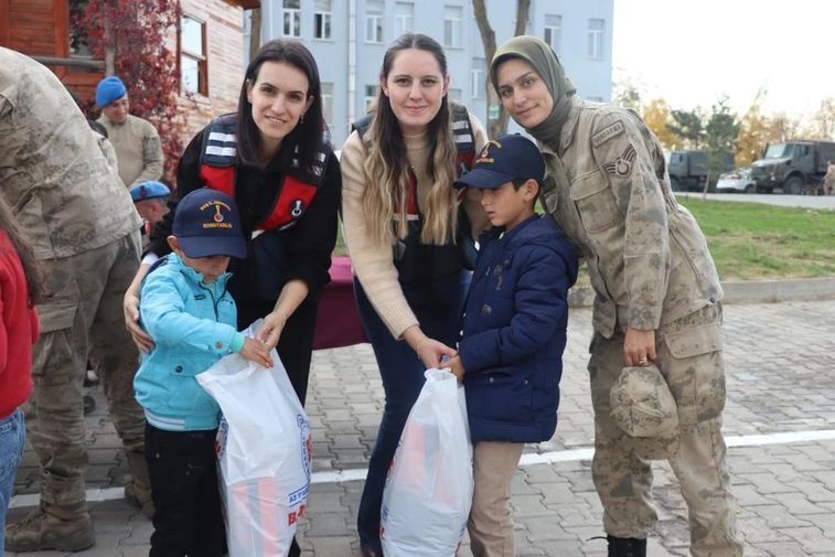 Muş’ta Mehmetçik 210 Öğrenciye Mont Ve Bot Dağıttı7 W