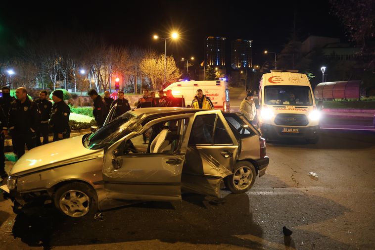 Polisin dur ihtarına uymayan adam takla attı 3 kişi yaralandı!