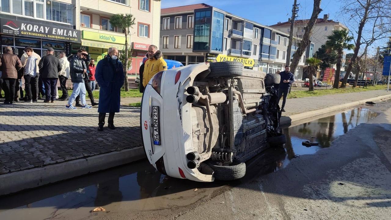 Motosiklete çarpmamak için manevra yaptı yan yatarak sürüklendi!