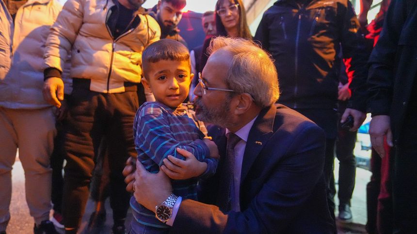 Tarsus'ta Kaza Geçiren Çocuğa Ilk Müdahale Belediye Başkanından! 