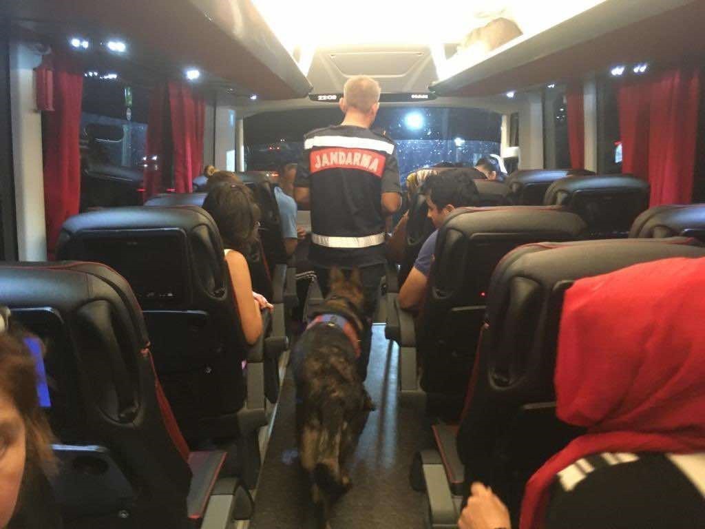 Uy*şturucuyla seyahat ederken narkotik köpeğinden kaçamadı