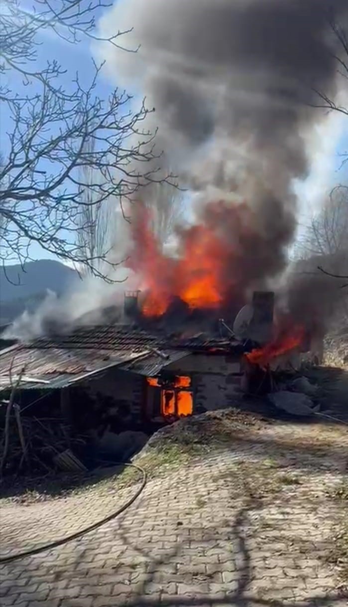 Evi yanan yaşlı kadın evsiz kaldı