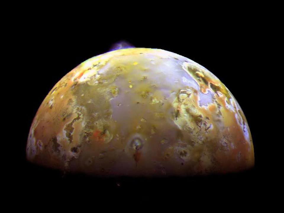 Juno Io'nun volkanik dünyasını yakın mesafeden görüntüledi