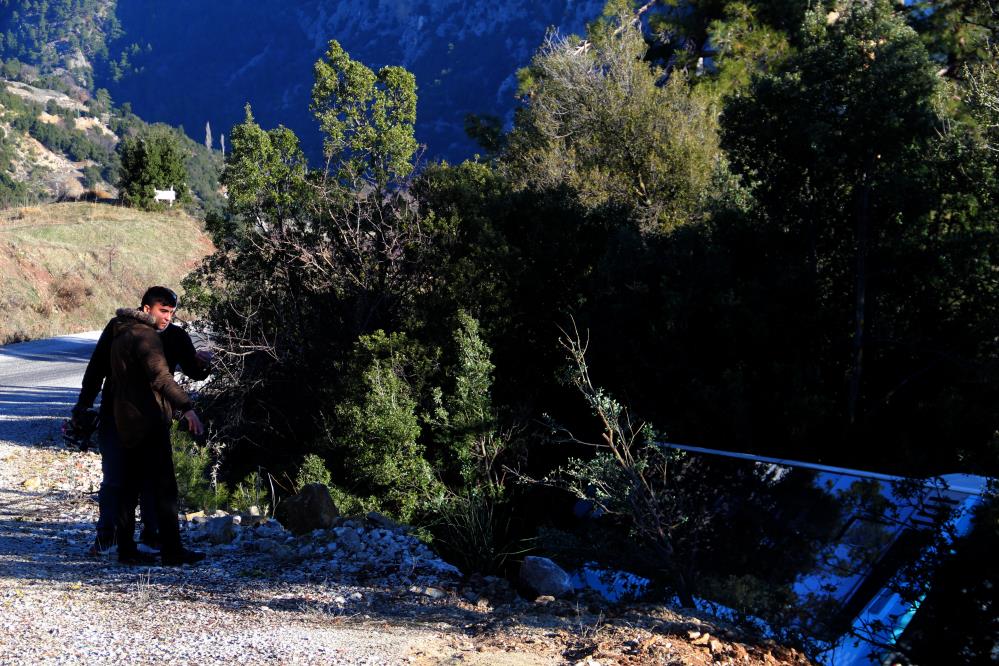 Antalya’da, yayla yolundan dönen bir şehir içi yolcu otobüsü, kontrolünü kaybederek şarampole devrildi. 