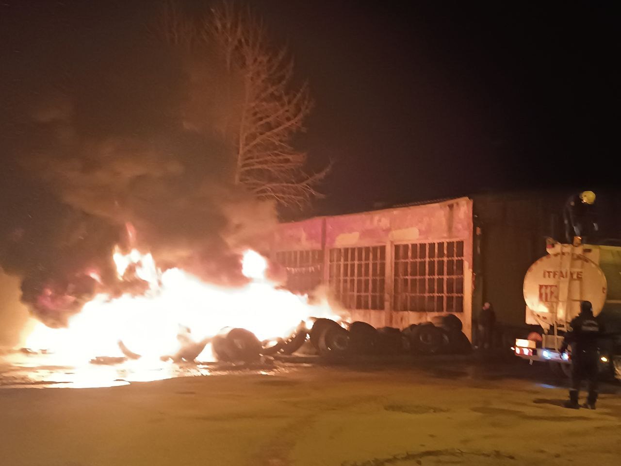 Adana Kozan Sanayi Sitesinde Yangın! İş Yeri Ve Araçlar Kül Oldu