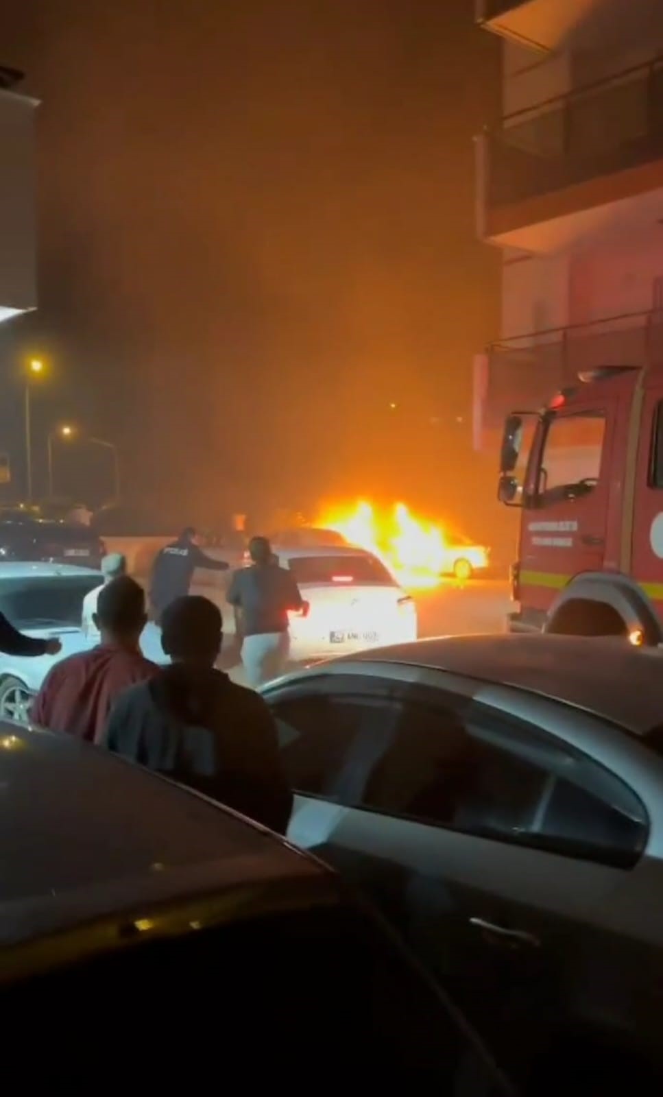 Adana Kozan'da Maskeli Bir Kişi Araç Kundakladı 