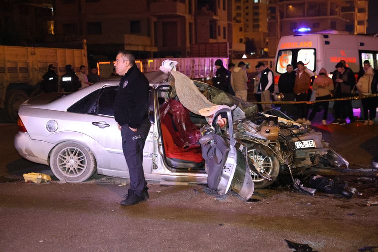 Adana'da Dorseye Çarpan Otomobilde Can Verdiler 