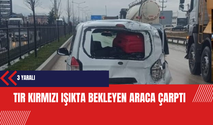 Tır kırmızı ışıkta bekleyen araca çarptı