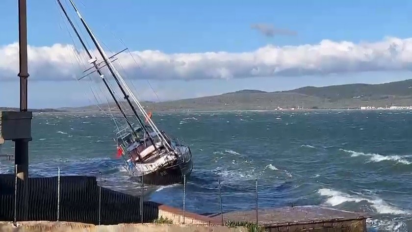 Ayvalık'ta Fırtına Hayatı Felç Etti