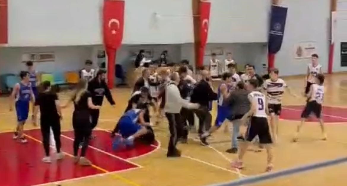 Basketbol Sahası Boks Ringine Döndü..bir Oyuncu Yaralandı