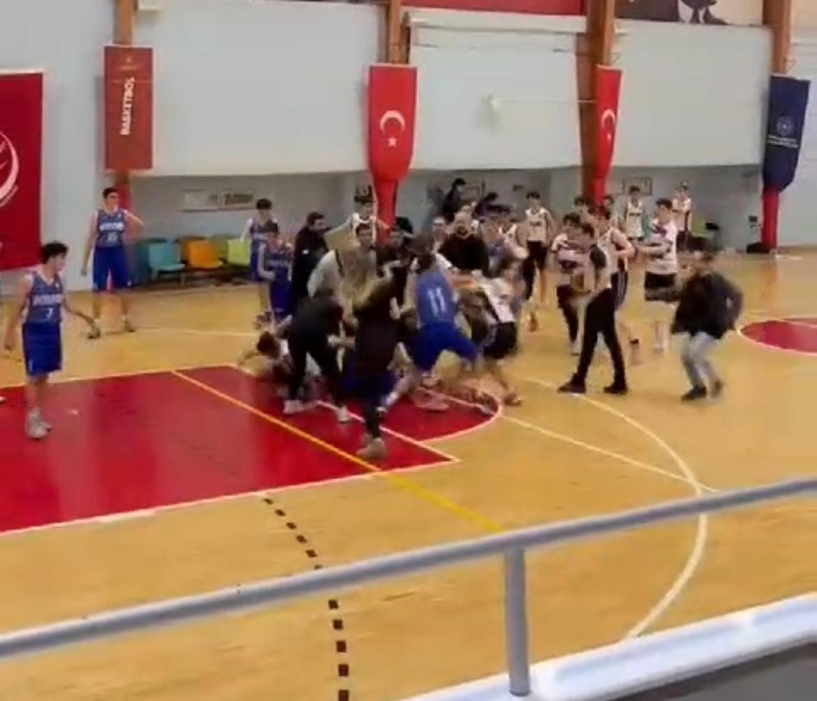 Basketbol Sahası Boks Ringine Döndü..bir Oyuncu Yaralandı2