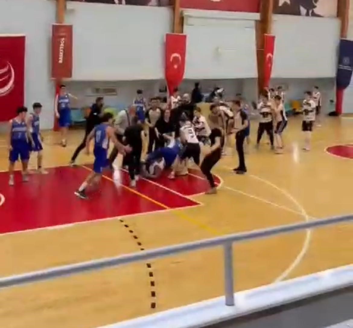 Basketbol Sahası Boks Ringine Döndü..bir Oyuncu Yaralandı5