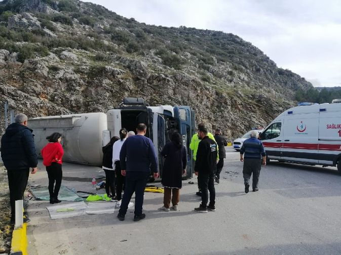 Burdur Bucak'ta Kontrolden Çıkan Tır Devrildi 