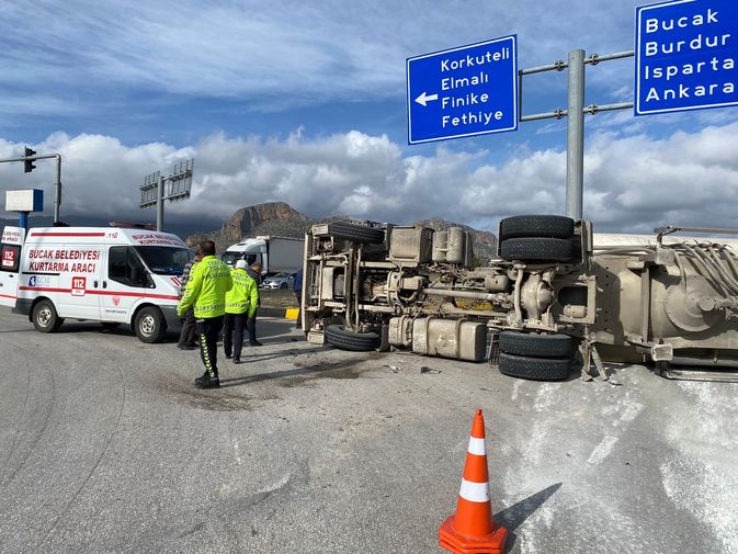 Burdur Bucak'ta Kontrolden Çıkan Tır Devrildi