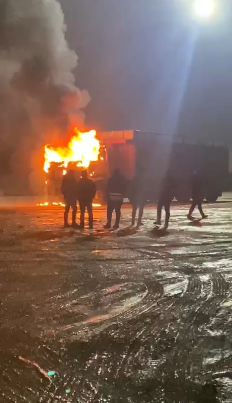 Burdur'da Şeker Fabrikasında Bekleyen Kamyon Alev Alev Yandı