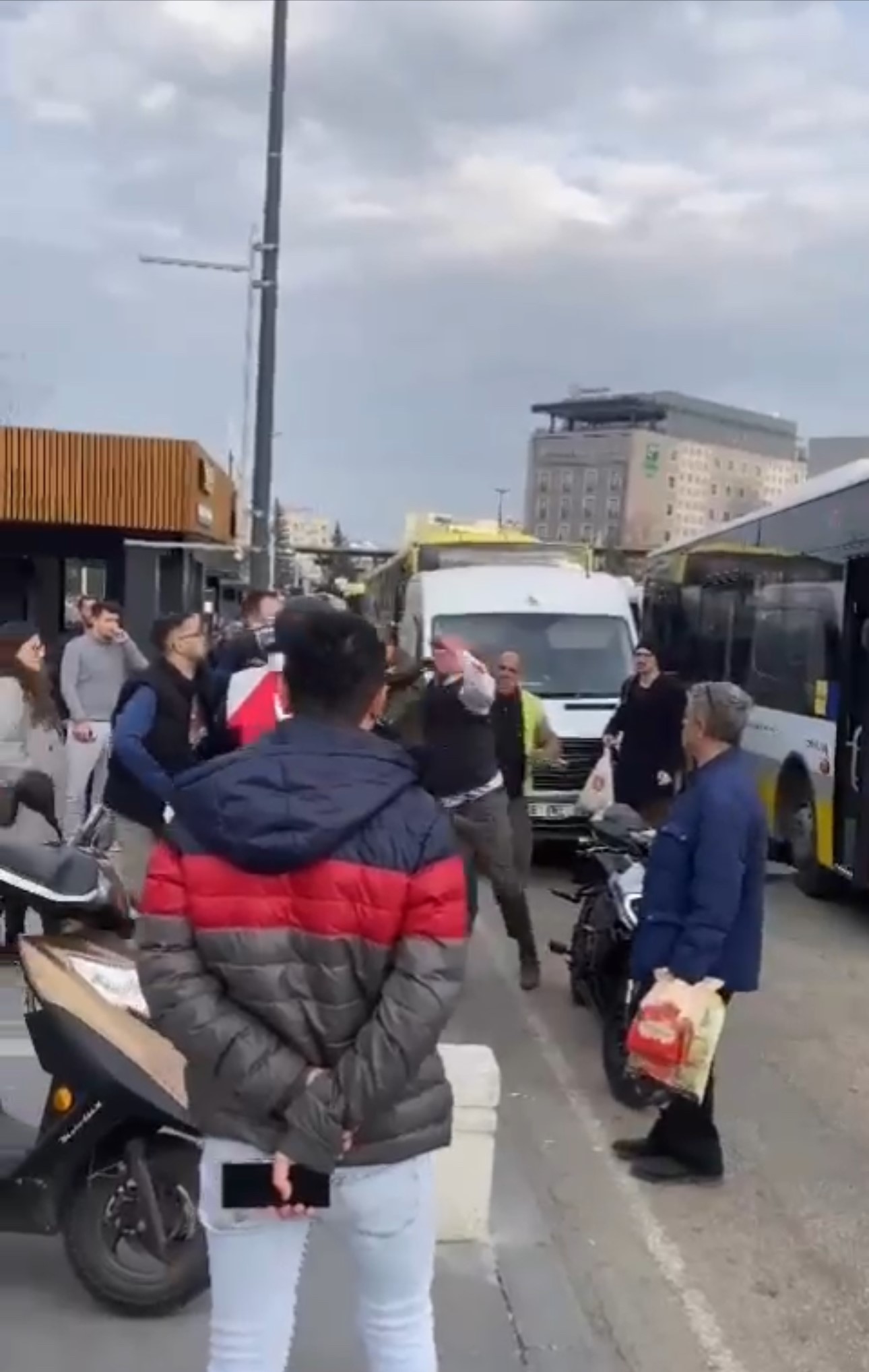 Bursa'da Halk Otobüsü ile Motosiklet Sürücüsü Arasında Yol Vermeme Kavgası