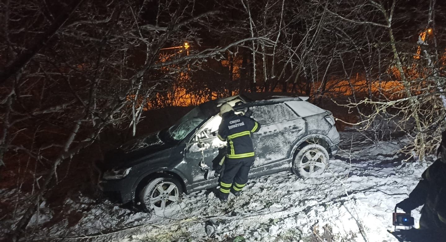 Buzlu Yolda Kontrolden Çıkan Otomobil Şarampole Uçtu