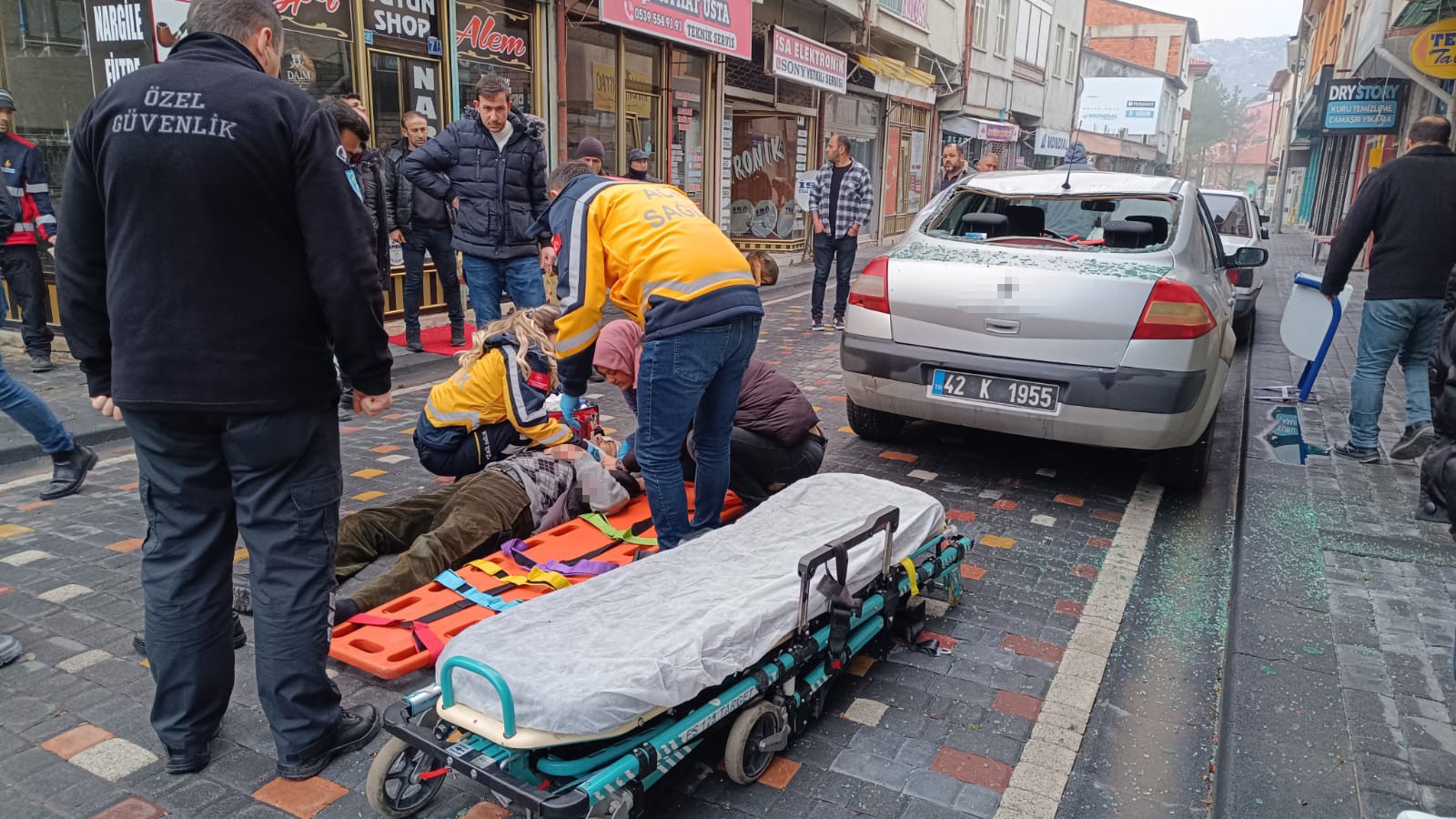 Çatıdan Otomobilin Üzerine Düştü