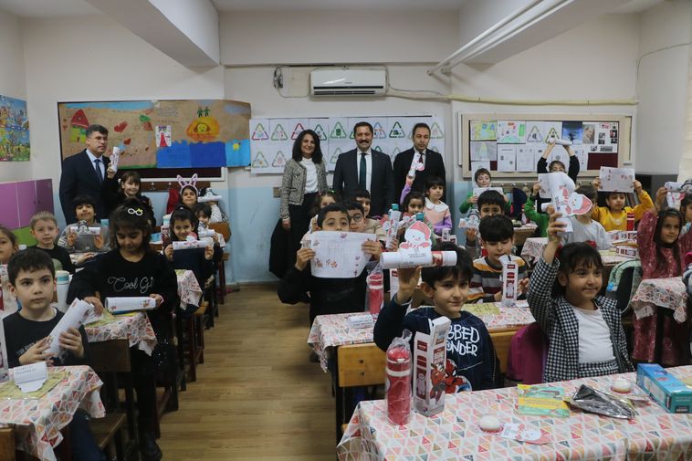 Depremin Vurduğu Hatay’da 400 Bine Yakın Öğrenci Karne Heyecanı Yaşadı