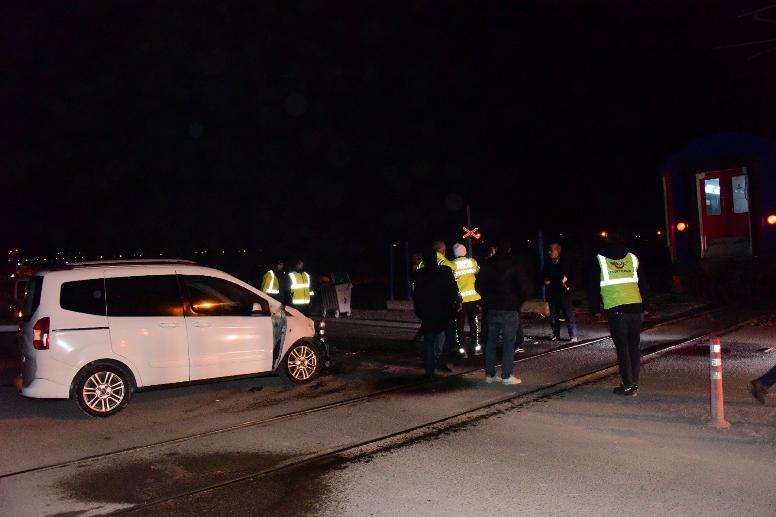 Doğu Ekspresi Hafif Ticari Araca Çarptı, Demiryolu 1 Saat Ulaşıma Kapandı2