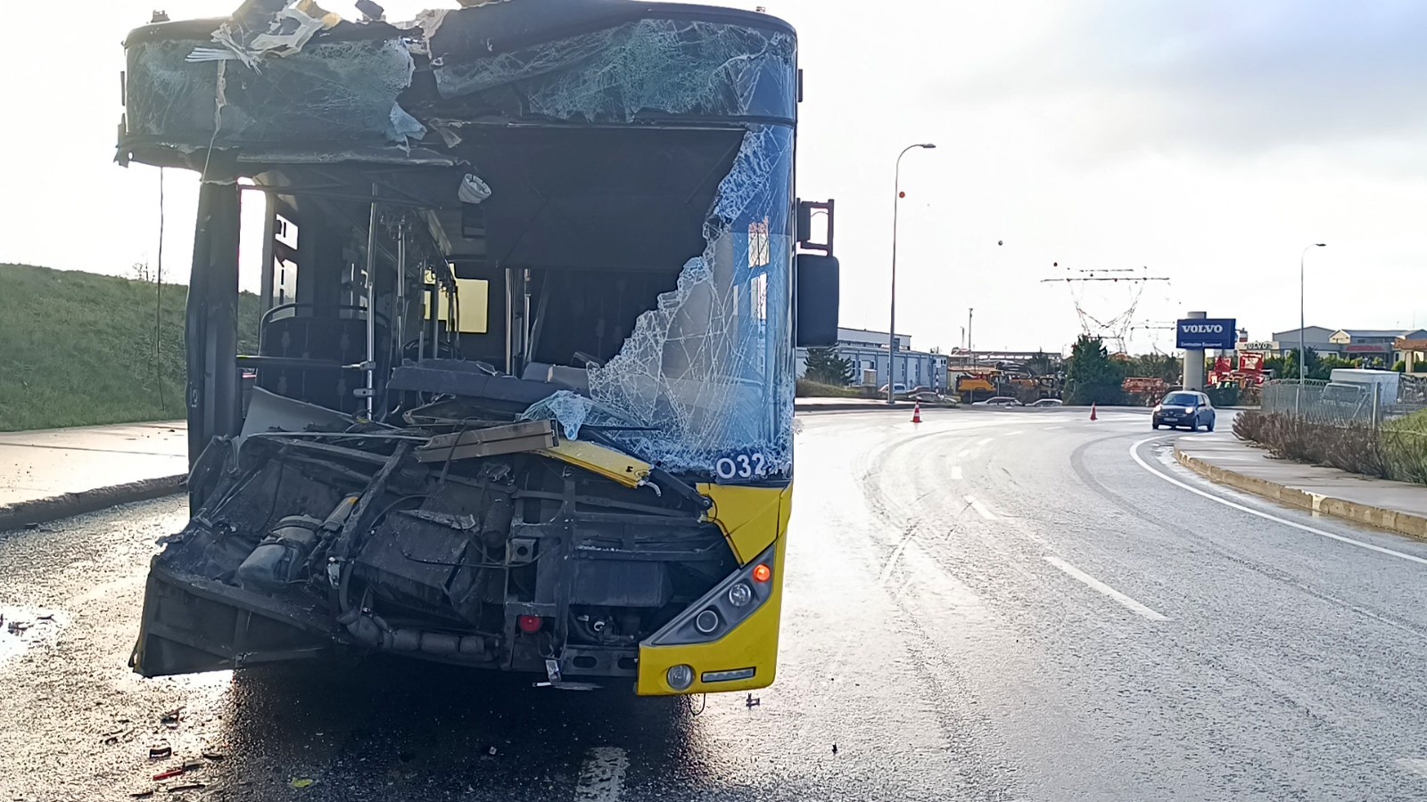 İETT Otobüsü Kaza Yaptı! Yaralılar Var