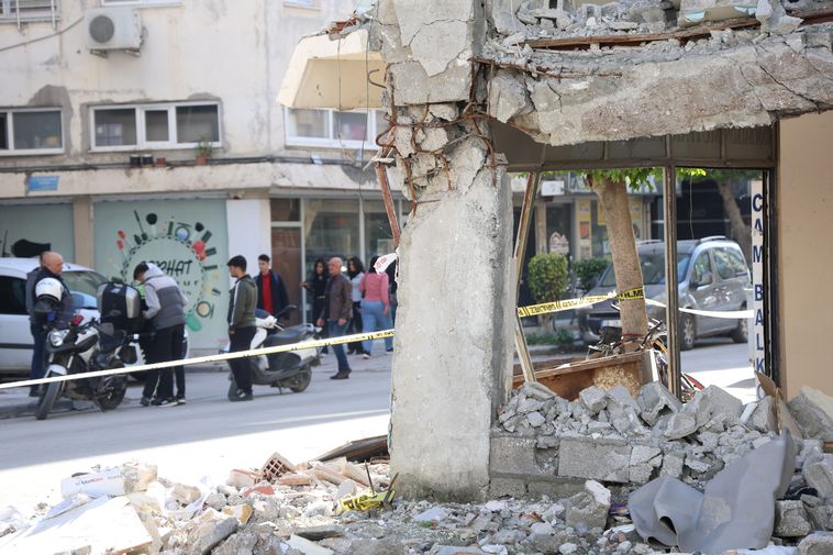 Hasarsız Olduğu Iddia Edilmişti! Hatay'daki O Bina Yıkılıyor 