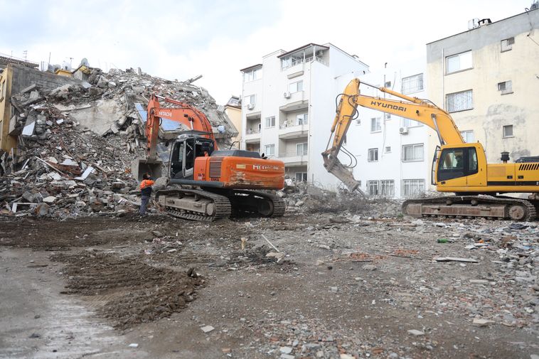 Hasarsız Olduğu Iddia Edilmişti! Hatay'daki O Bina Yıkılıyor