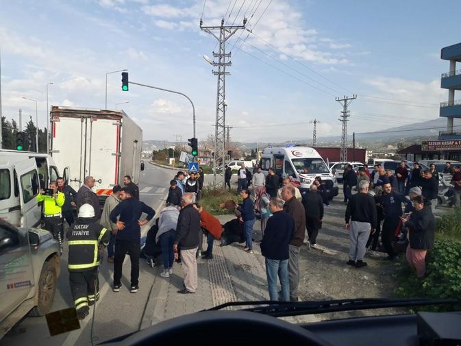 Hatay Arsuz'da Minibüs Ile Kamyon Çarpıştı 