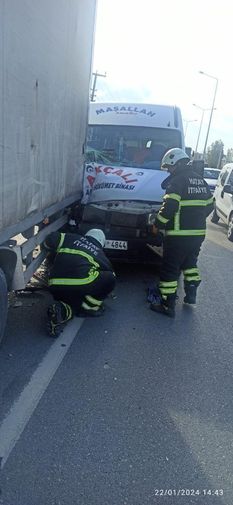 Hatay Arsuz'da Minibüs Ile Kamyon Çarpıştı 