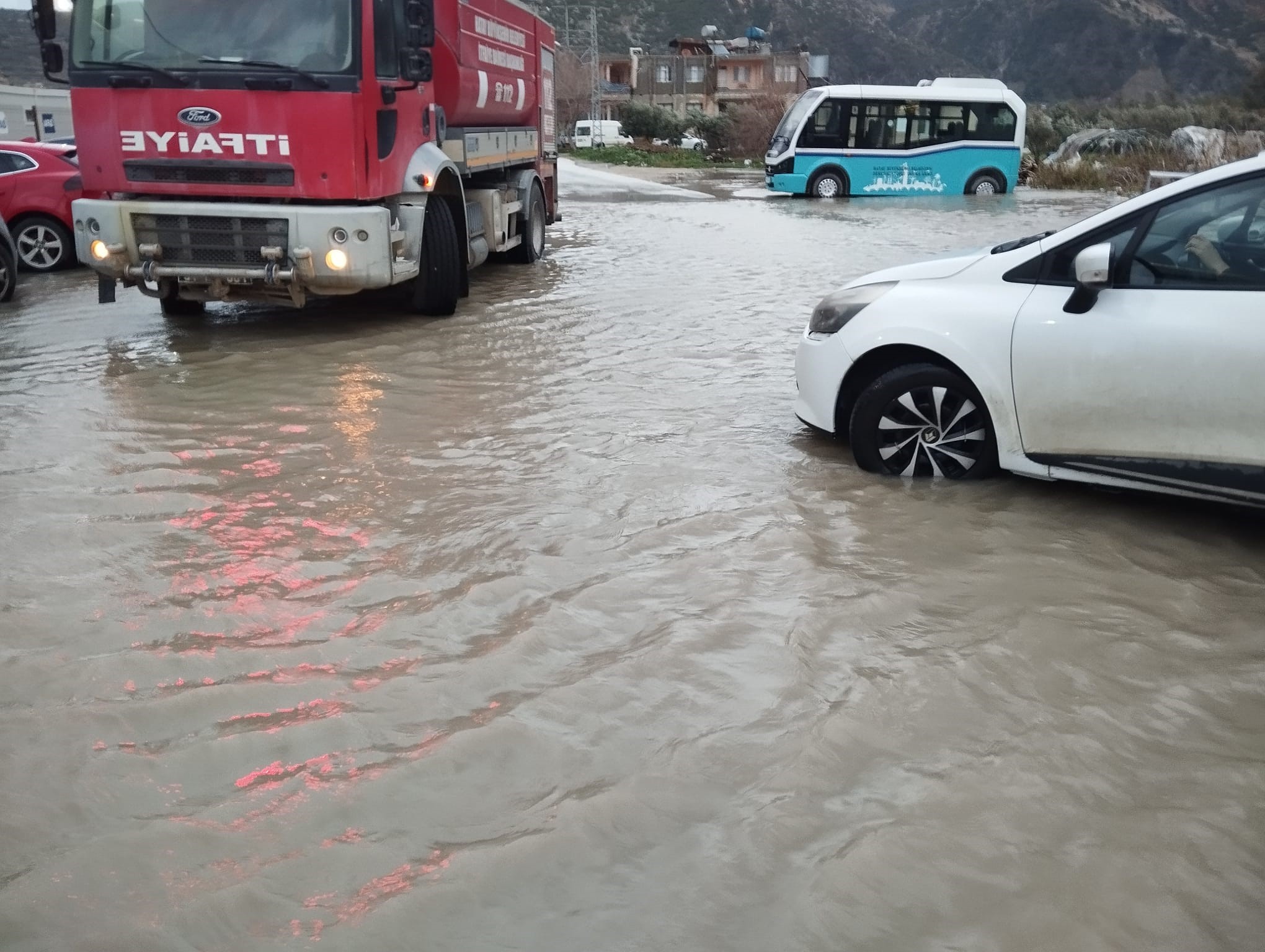 Hatay Samandağ'da Şiddetli Yağış Hayatı Felç Etti