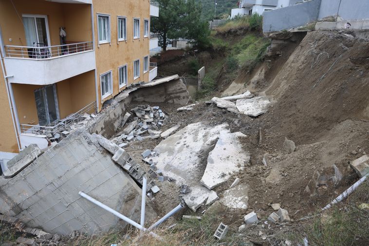 Hatay'da 5 Katlı Binanın Istinat Duvarı Çöktü 